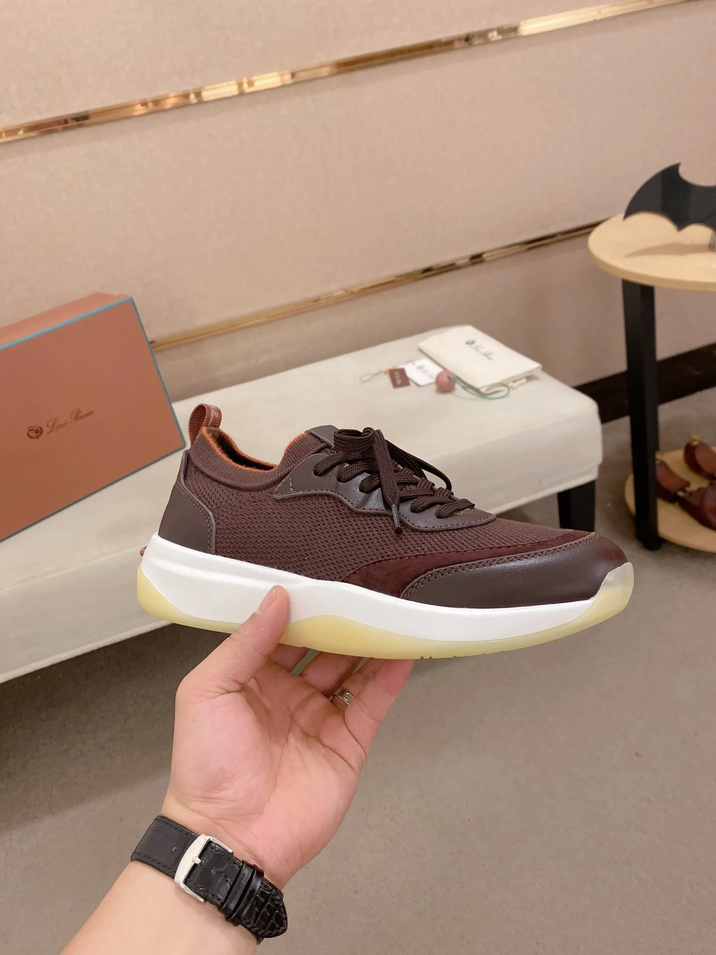 Men's shoes💰: 540💰🔥𝐥𝐨𝐫𝐨 𝐏𝐢𝐚𝐧𝐚 lp classic loafers, an Italian treasure brand, the only brand that can match Hermès! Only after wearing it do we realize that we can’t live up to our feet. The upper is made of imported first-layer cowhide with breathable fly-knit fabric, water-dyed cowhide foot pads, and the official original glass rubber outsole and pendant. Exclusive original packaging (tag ➕ brand paper ➕ outer box ➕ hand bag) code number: 38-44. Can be customized 45-46
